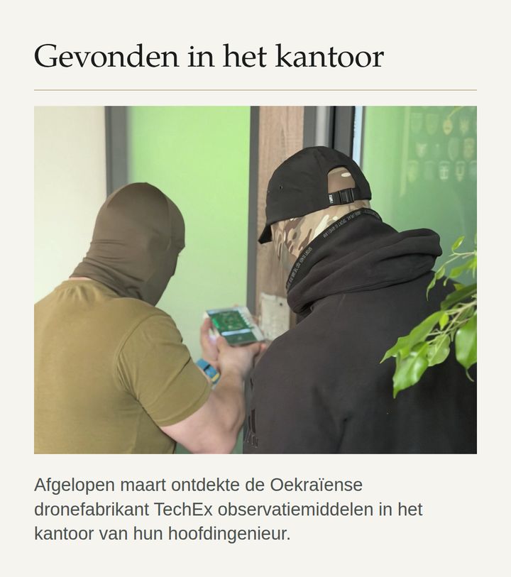 Twee onderzoekers bekijken de uit de wand gehaalde printplaat in het kantoor