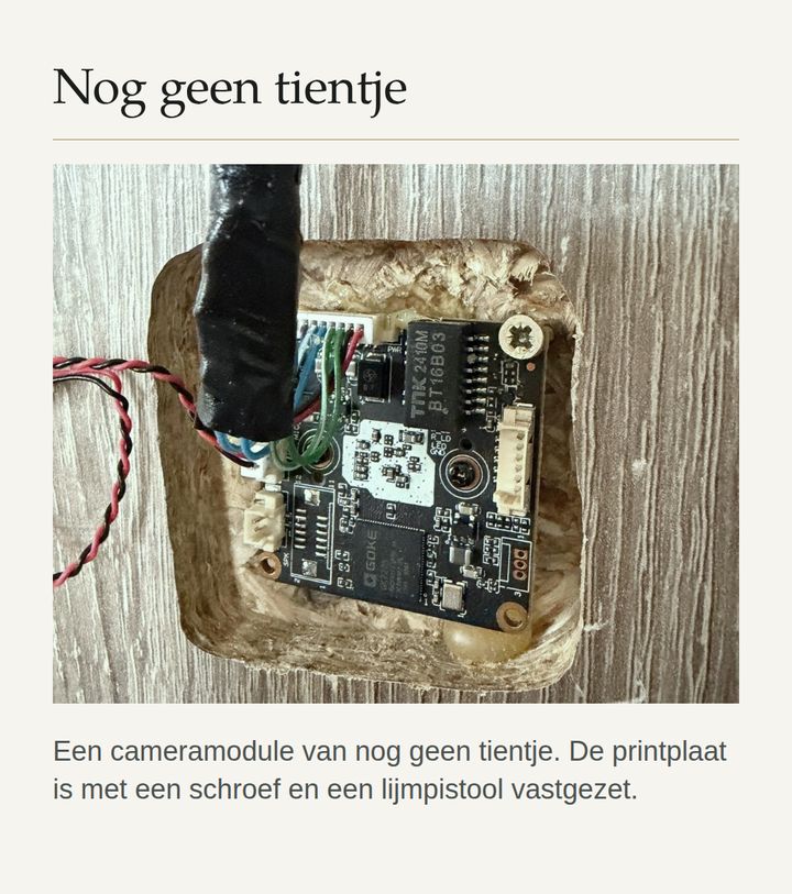 De cameramodule in de uitgefreesde holte, vastgezet met een schroef en lijm